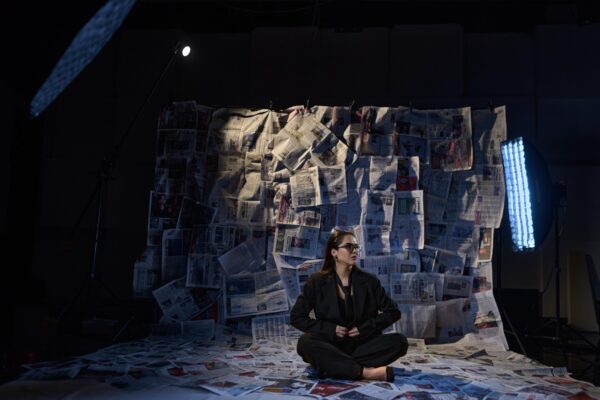 Voditeljka Branka Raljić sa mikrofonima u modernom podcast studiju RSD HUB Banja Luka.