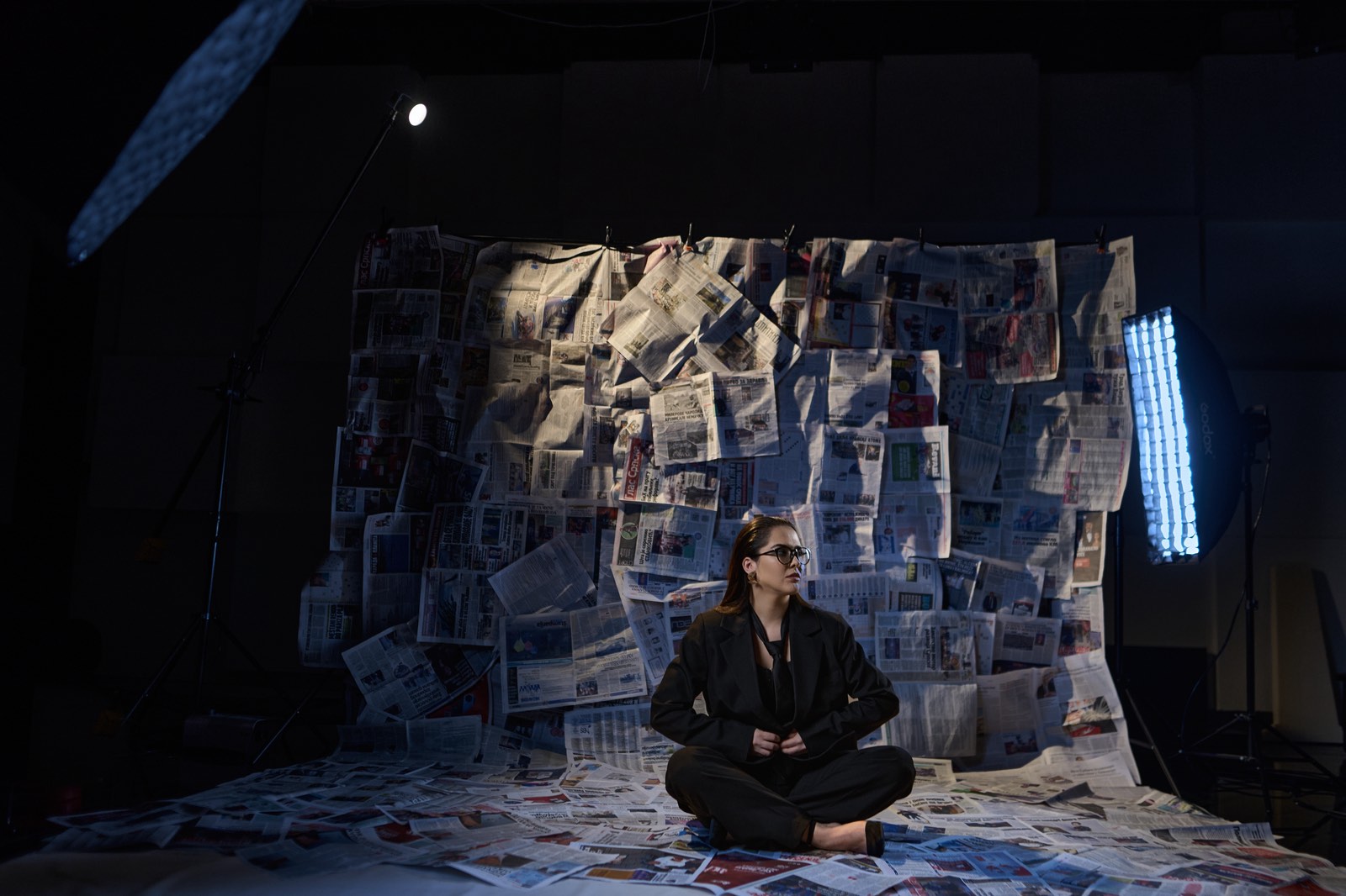 Voditeljka Branka Raljić sa mikrofonima u modernom podcast studiju RSD HUB Banja Luka.