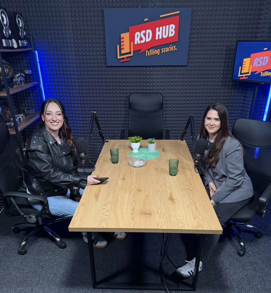 Zvanični logo podcasta Druga strana mene i RSD HUB na tamnoj pozadini sa najavom nove sezone.