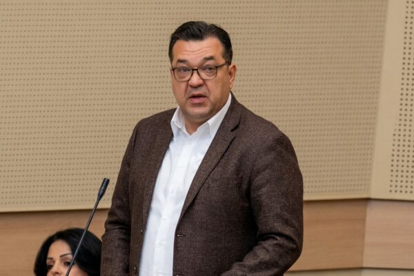 Saša Grbić tokom oštrog govora: Novi Zakon o platama je "šamar struci" i direktna karta za Njemačku.