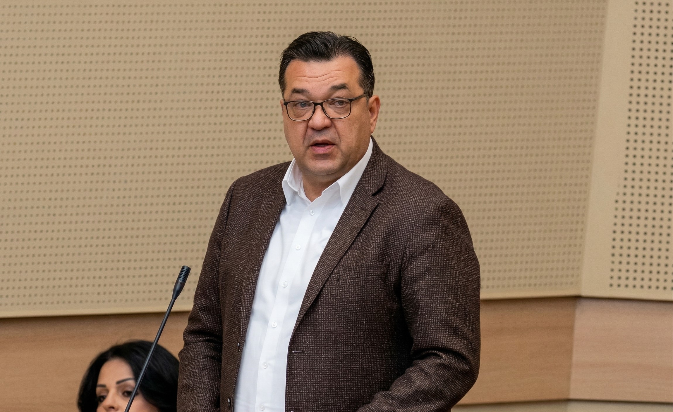 Saša Grbić tokom oštrog govora: Novi Zakon o platama je "šamar struci" i direktna karta za Njemačku.