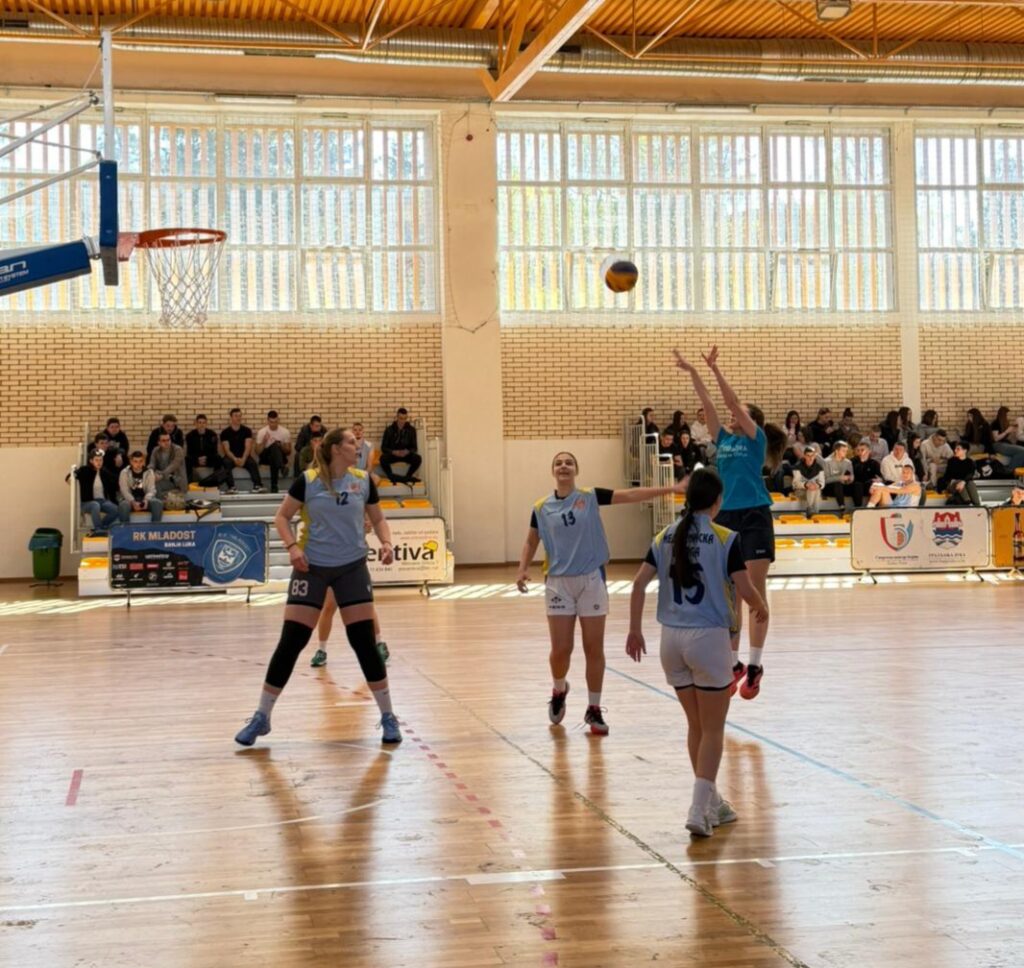 Srednjoškolke iz Beograda i Banja Luke tokom utakmice basketa 3x3 u sportskoj dvorani.