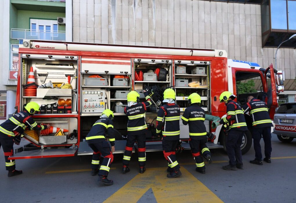 Vatrogasci Banja Luka gašenje požara na vježbi u centru grada