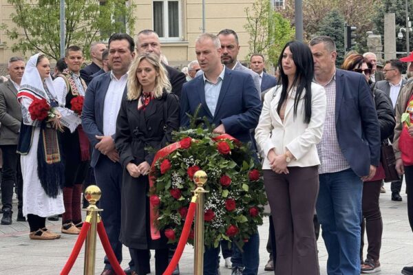 Članovi SDP-a Banjaluka stoje pored vijenca ispred Spomenika palim borcima Drugog svjetskog rata.