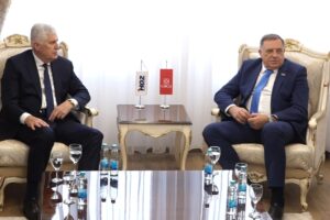 Lideri SNSD-a i HDZ-a BiH, Dodik i Čović, tokom konferencije za medije nakon dogovora o budžetu i plinu.