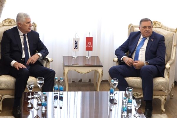 Lideri SNSD-a i HDZ-a BiH, Dodik i Čović, tokom konferencije za medije nakon dogovora o budžetu i plinu.