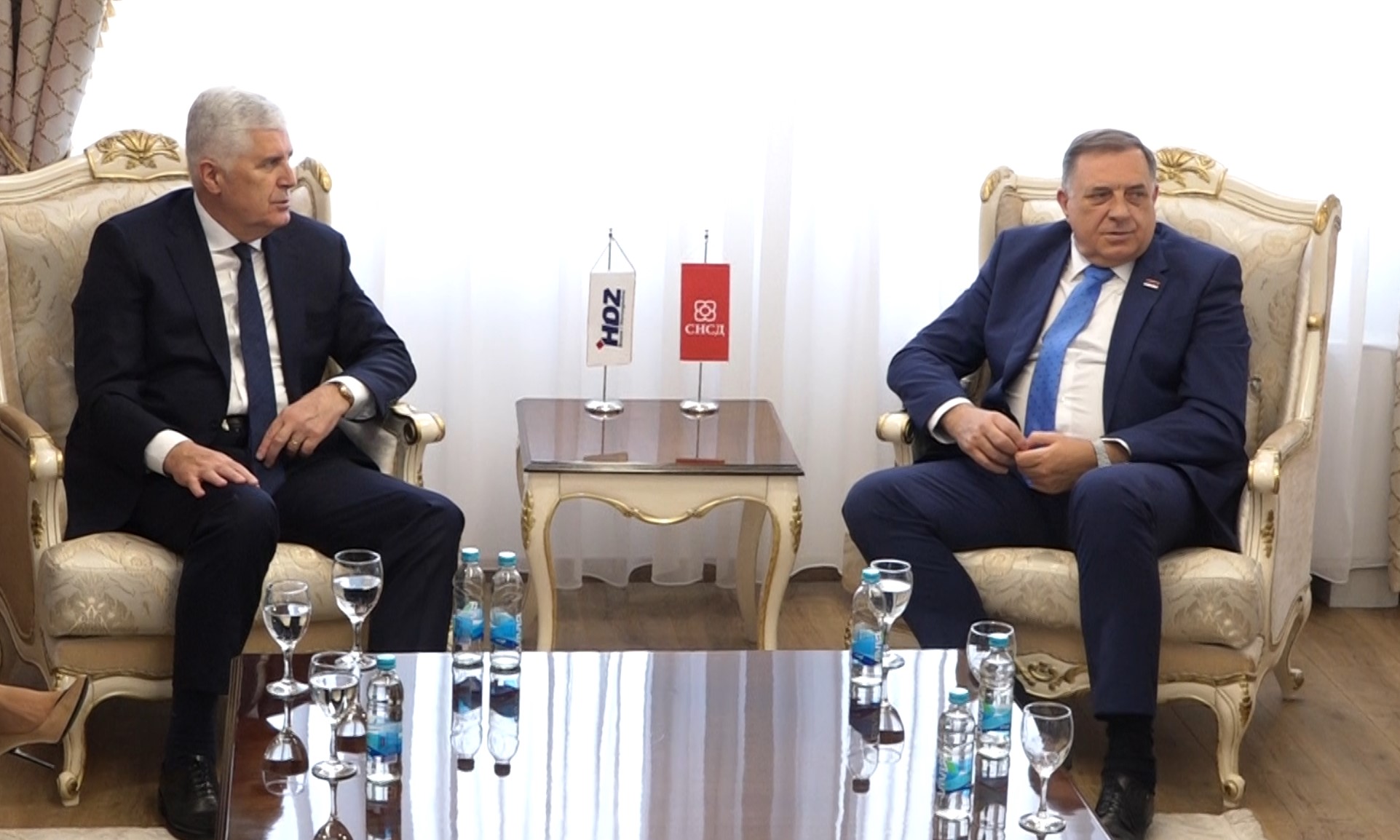 Lideri SNSD-a i HDZ-a BiH, Dodik i Čović, tokom konferencije za medije nakon dogovora o budžetu i plinu.