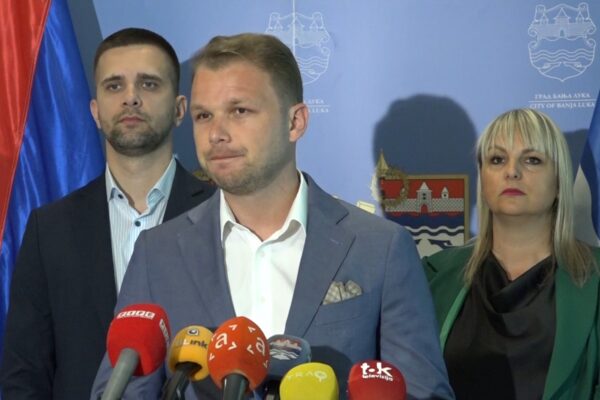 Draško Stanivuković na konferenciji za novinare govori o besplatnim placevima i javnim garažama u Banjoj Luci.