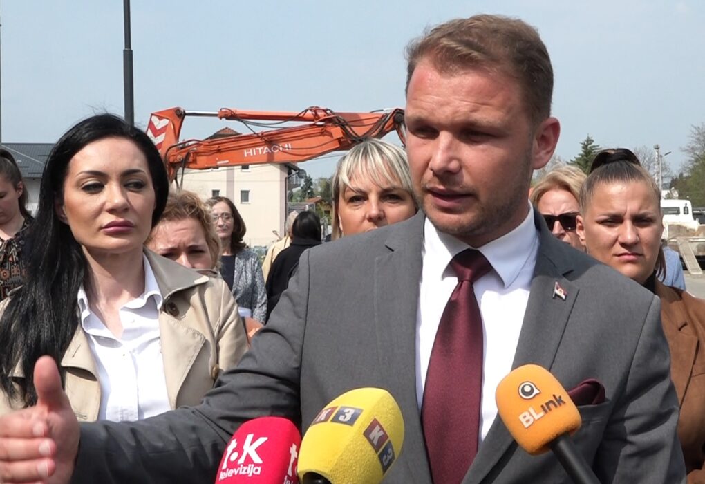 Draško Stanivuković daje izjavu o posečenoj vrbi i uređenju šetališta pored Vrbasa u Banjaluci.