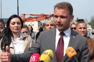 Draško Stanivuković daje izjavu o posečenoj vrbi i uređenju šetališta pored Vrbasa u Banjaluci.