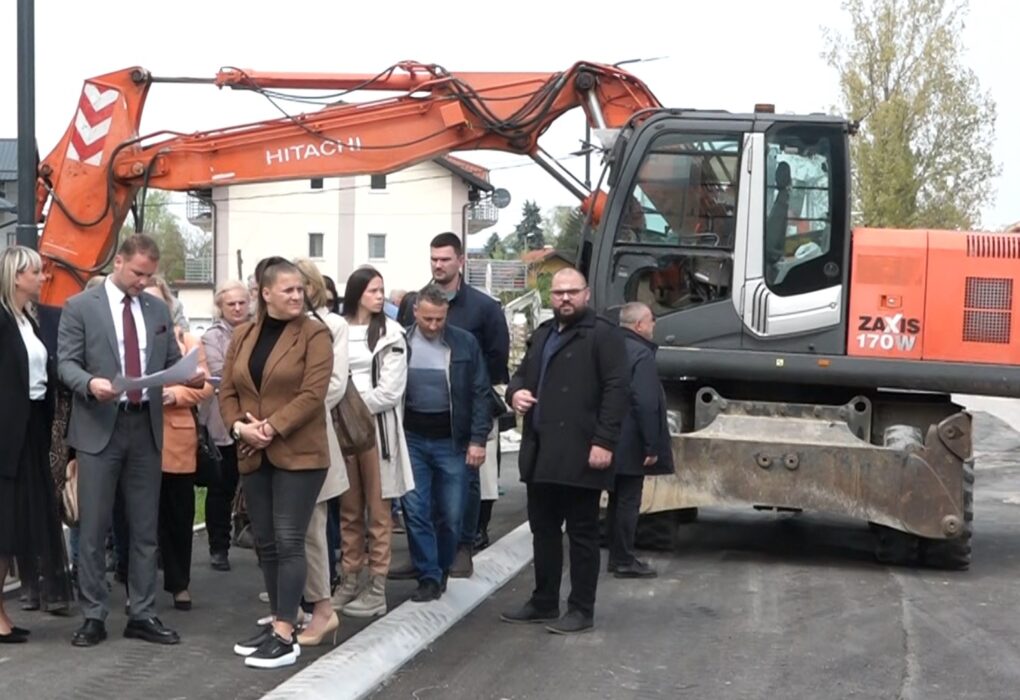 Gradonačelnik Draško Stanivuković obilazi radove na izgradnji trotoara u naselju Ada u Banjoj Luci.