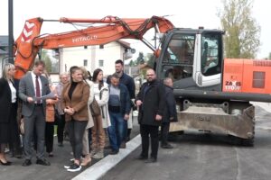 Gradonačelnik Draško Stanivuković obilazi radove na izgradnji trotoara u naselju Ada u Banjoj Luci.