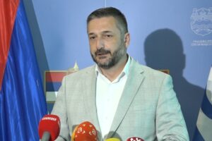 Ljubo Ninković, predsjednik Skupštine grada Banja Luka, govori na pres konferenciji o novoj sjednici 28. aprila i 50 tačaka dnevnog reda.