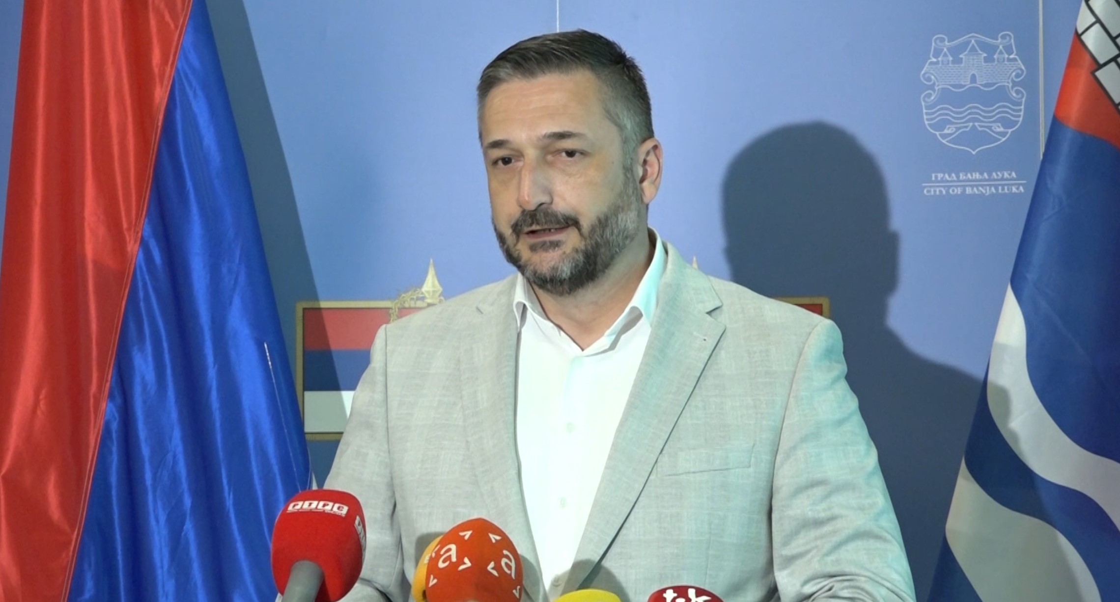 Ljubo Ninković, predsjednik Skupštine grada Banja Luka, govori na pres konferenciji o novoj sjednici 28. aprila i 50 tačaka dnevnog reda.