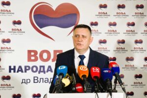 Prof. dr Vlado Đajić govori na osnivačkoj konferenciji partije Volja naroda u Banjoj Luci.