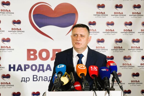 Prof. dr Vlado Đajić govori na osnivačkoj konferenciji partije Volja naroda u Banjoj Luci.