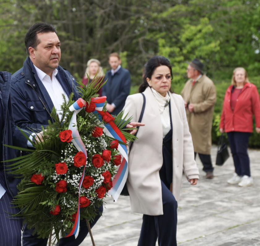 Delegacija SDP-a Banjaluka polaže vijenac sa crvenim ružama na spomenik na sehitlucima.