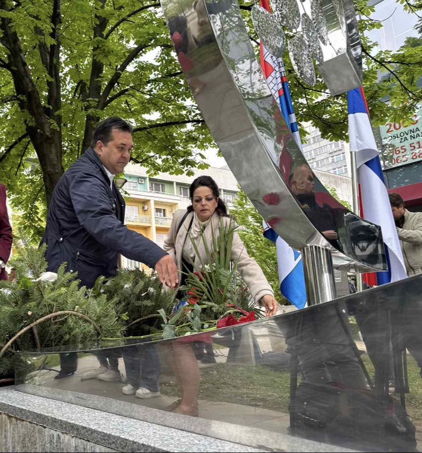 Delegacija SDP-a Banjaluka polaže vijenac sa crvenim ružama na spomenik 12 beba.