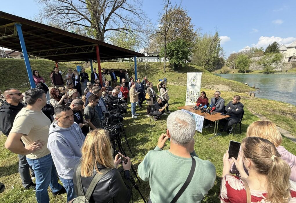Saša Grbić i aktivisti Centra za životnu sredinu na konferenciji za medije pored posječenih stabala na obali Vrbasa
