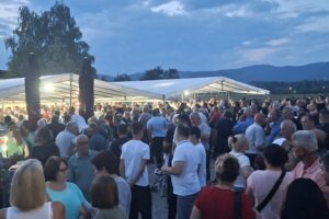 Dr Vlado Đajić sa okupljenim građanima na manifestaciji u Prijedoru