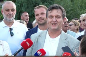 Branko Blanuša govori na otvaranju novog šetališta na obali rijeke Vrbas u Banjaluci