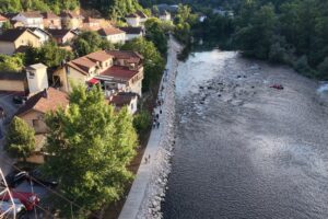 Gradonačelnik Draško Stanivuković i građani na novootvorenom šetalištu uz rijeku Vrbas u Banjoj Luci