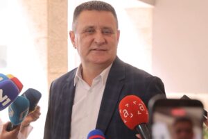 Vlado Đajić predaje kandidatske liste partije Volja naroda u CIK BiH