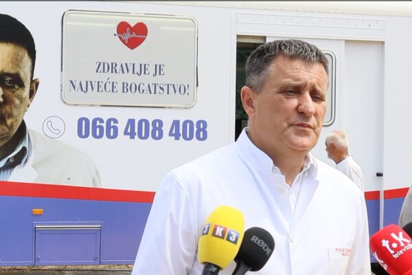 Dr Vlado Đajić u prvoj pokretnoj ambulanti na stadionu Lauš u Banjaluci vrši besplatne preglede krvnih sudova