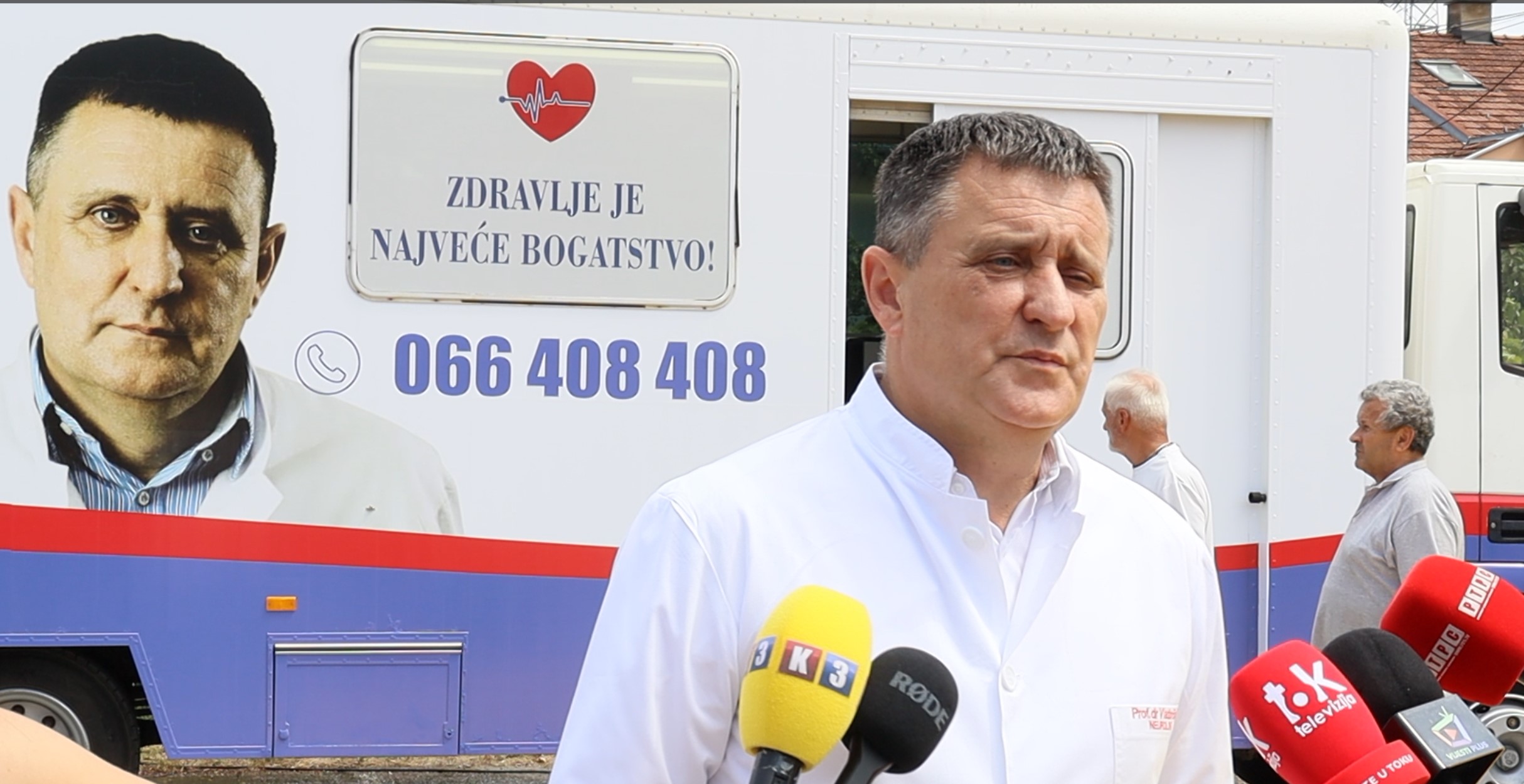 Dr Vlado Đajić u prvoj pokretnoj ambulanti na stadionu Lauš u Banjaluci vrši besplatne preglede krvnih sudova