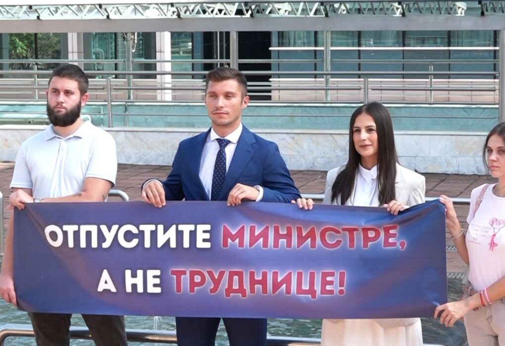 Bojan Kresojević obraćanje medijima ispred zgrade Vlade RS
