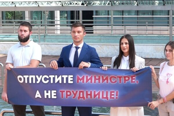 Bojan Kresojević obraćanje medijima ispred zgrade Vlade RS